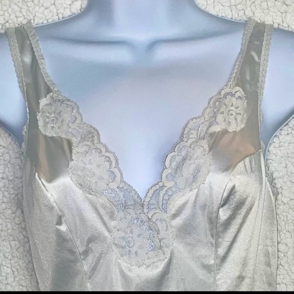 NWOT vtg Vassarette slip top/cami satiny with lace detail & trim - Picture 3 of 5